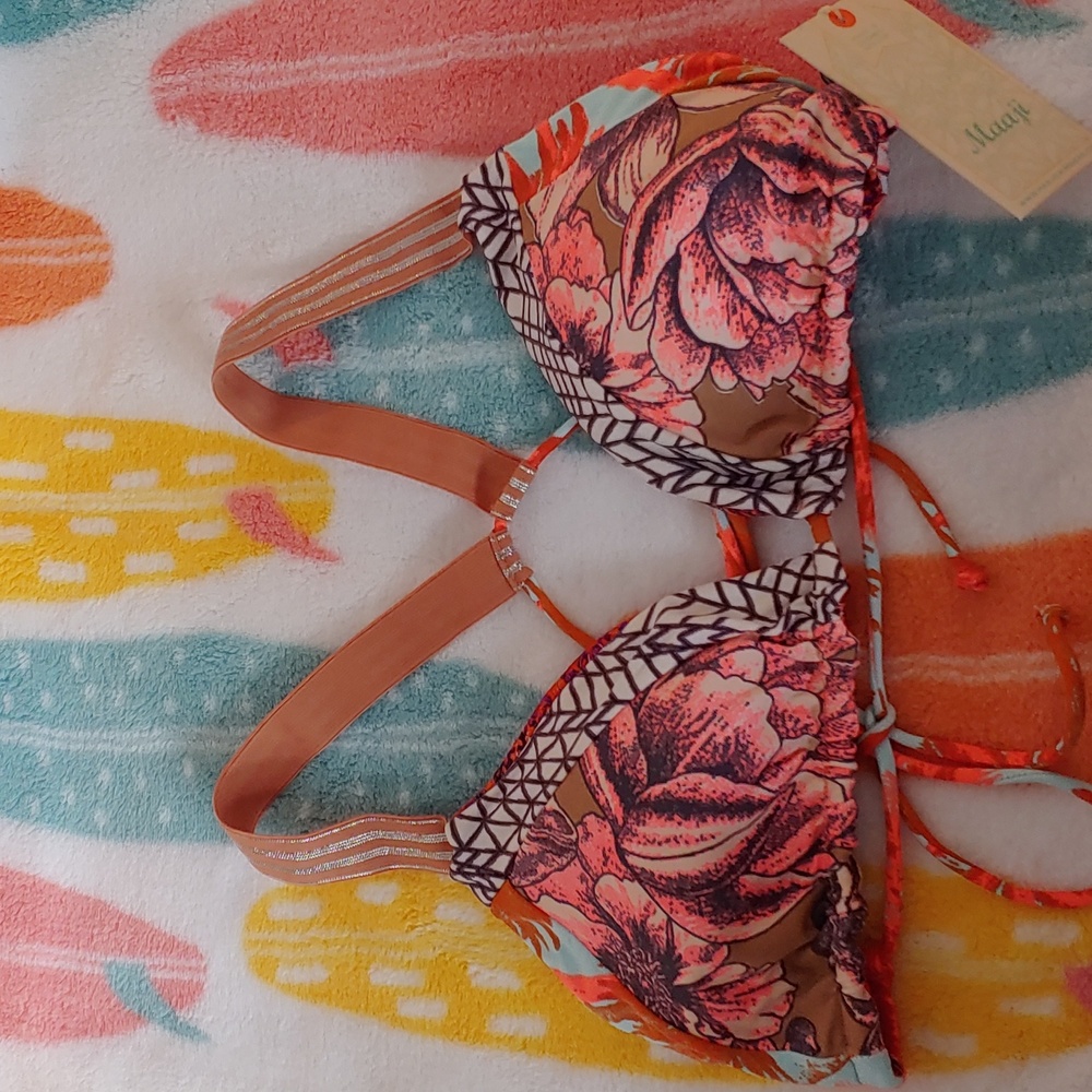 NWT Maaji Bikini top. Reversible size large.